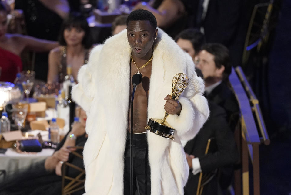 Jerrod Carmichael recibe el Emmy a mejor guion para un especial de variedades por "Jerrod Carmichael: Rothaniel" en la 74a entrega de los Premios Emmy el lunes 12 de septiembre de 2022 en el Teatro Microsoft en Los Angeles. (Foto AP/Mark Terrill)