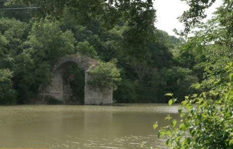 The single remaining arch of an ancient stone bridge in the town of Laterina, in Italy's Tuscany region, which one art historian believes was featured in Leonardo da Vinci's Mona Lisa. / Credit: CBS News