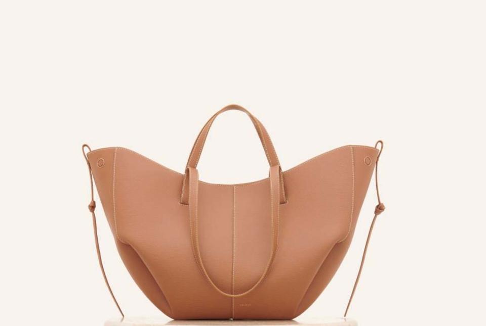 <p>330€</p><br><a href="https://www.polene-paris.com/products/numero-douze-camel-graine?gclid=Cj0KCQjwiZqhBhCJARIsACHHEH9dez6JD9pbMNe-3ZTBYnfBHA_bYwvA9sEGPKTRzADtuvnmrCFpRVgaArtkEALw_wcB" rel="nofollow noopener" target="_blank" data-ylk="slk:Acheter;elm:context_link;itc:0;sec:content-canvas" class="link ">Acheter</a>