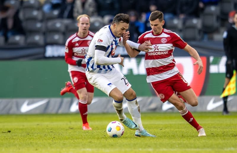 Hertha's Haris Tabakovic (L) and Fortuna Duesseldorf's Yannik Engelhardt (R) battle for the ball during the German Bundesliga 2nd division soccer match between Hertha BSC and Fortuna Duesseldorf at the Olympiastadion Berlin. Andreas Gora/dpa