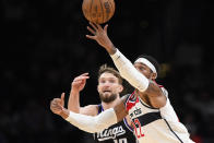 Washington Wizards forward Richaun Holmes, right, beats out Sacramento Kings center, Domantas Sobonis on an inbounds pass during the second half of an NBA basketball game Thursday, March 21, 2024, in Washington. (AP Photo/John McDonnell)