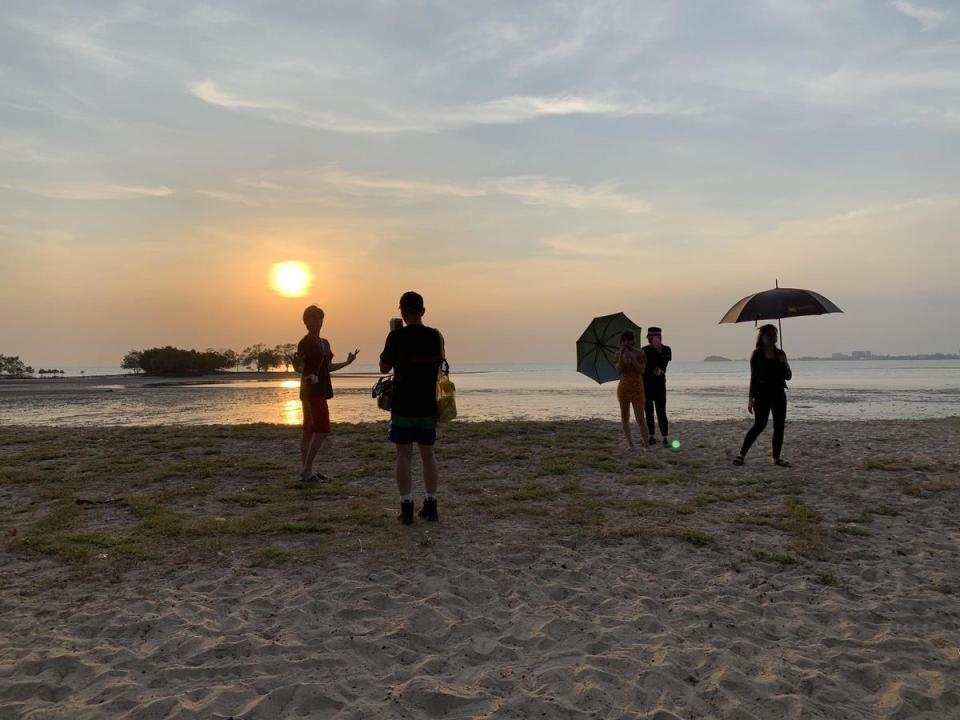 為了不能曬太陽的三上悠亞（右三），工作團隊利用夕陽時刻捕捉畫面。（日本pierrot提供） 6