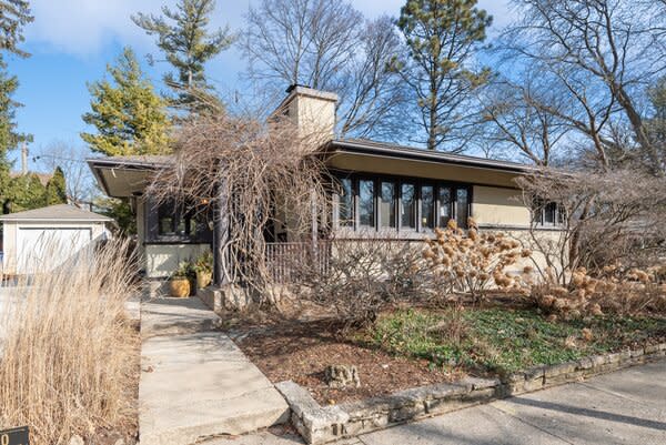 Built in 1916, the two-bedroom O’Connor House is one of Frank Lloyd Wright‘s American System-Built Homes.
