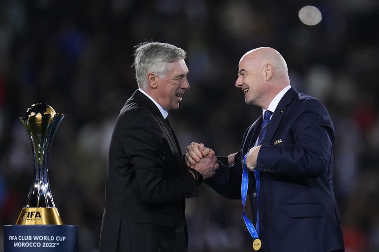 El presidente de la FIFA Gianni Infantino felicita al técnico del Real Madrid, Carlo Ancelotti, durante la premiación del Mundial de Clubes que se jugó en febrero pasado en Rabat, Marruecos