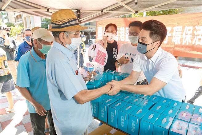 國民黨台北市長參選人蔣萬安（右）團隊再添新戰將，延攬媒體人陳國君擔任總幹事顧問一職。（資料照杜宜諳攝）