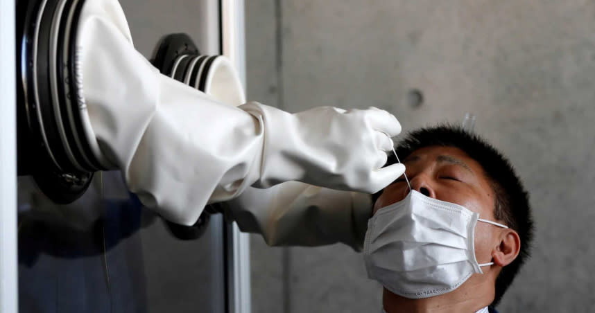 民眾接受新冠病毒篩檢。（圖／Reuters）