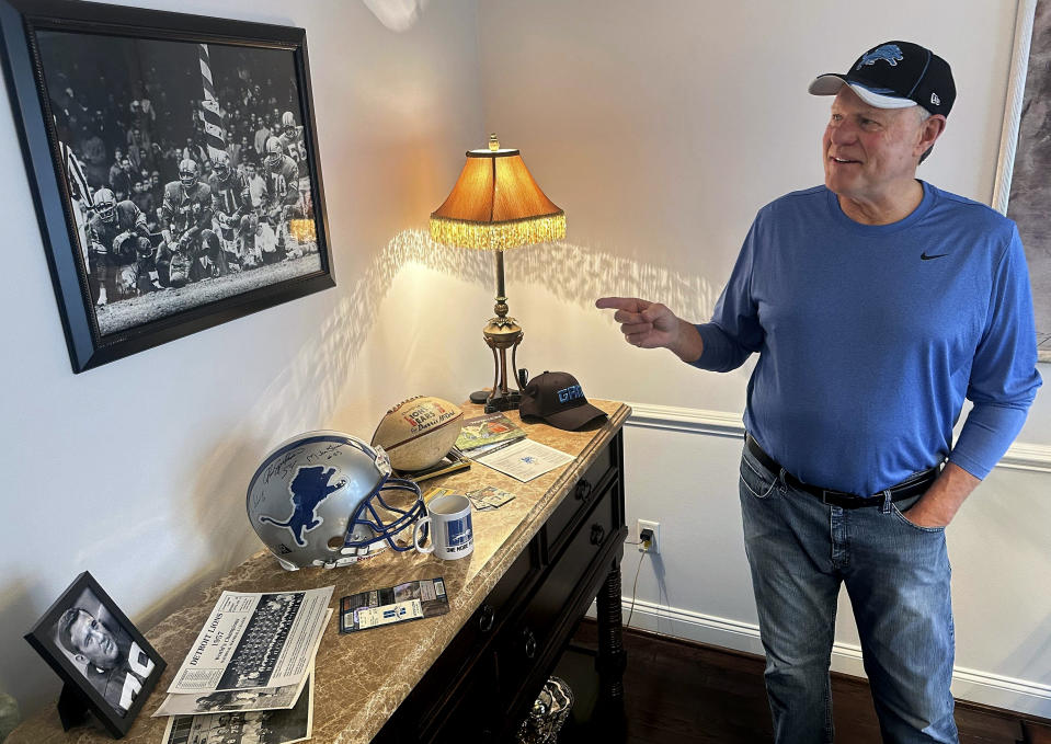 Mike McCord apunta hacia una foto de su ya fallecido padre, Darris, quien fue un liniero defensivo Pro Bowl para los Lions de Detroit campeones de la NFL en la temporada 1957, en su hogar en Northville, Michigan, el jueves 18 de enero de 2024.