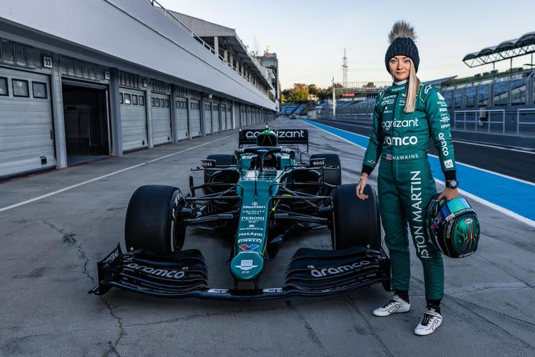 Jessica Hawkins con el AMR21 en Hungaroring: a los 28 años, la británica alimenta su anhelo de correr como titular en un equipo de Fórmula 1.