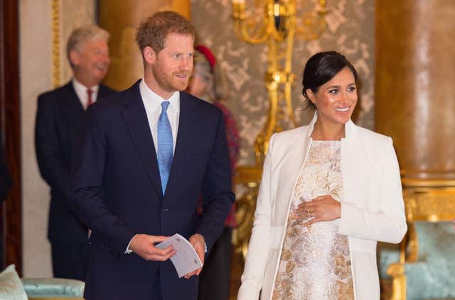 El duque y la duquesa de Sussex asisten a una recepción en el Palacio de Buckingham en Londres para conmemorar el quincuagésimo aniversario de la investidura del Príncipe de Gales.