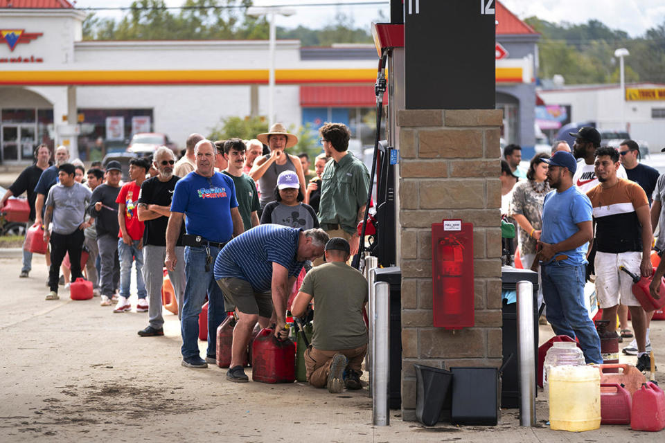 Menschen stehen Schlange, um am 29. September 2024 in Fletcher, North Carolina, Benzin zu pumpen (Sean Rayford/Getty Images)