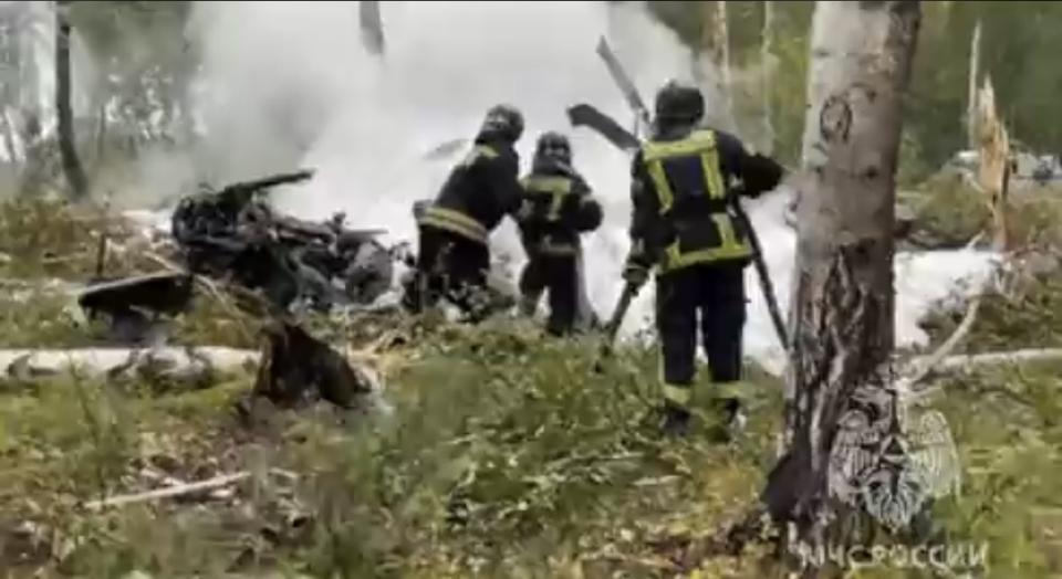 29 日俄羅斯的 FSB Mi-8 直升機在車里亞賓斯克（Chelyabinsk）墜毀，4 名機組人員全部遇難。   圖：翻攝自X帳號@igorsushko