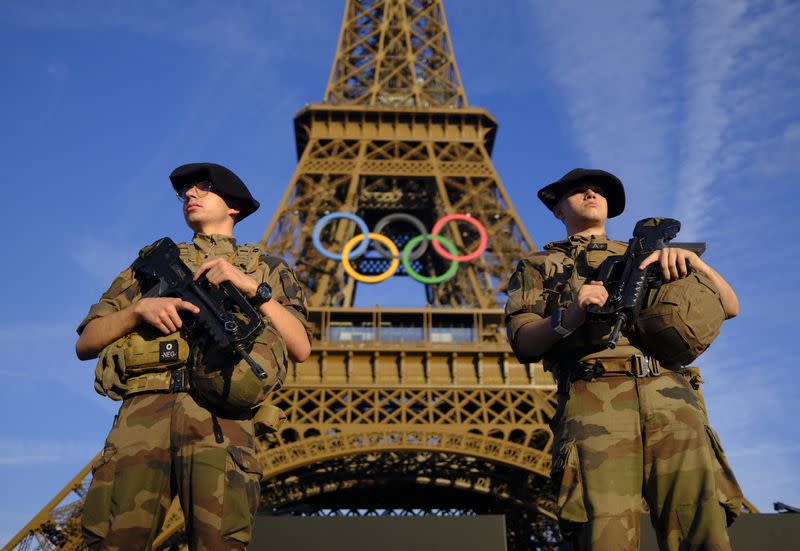 FOTO DE ARCHIVO. Juegos Olímpicos de París 2024 - Previa de los Juegos Olímpicos de París 2024 - París, Francia - 21 de julio de 2024. Soldados patrullan en una calle frente a la Torre Eiffel antes de los Juegos Olímpicos