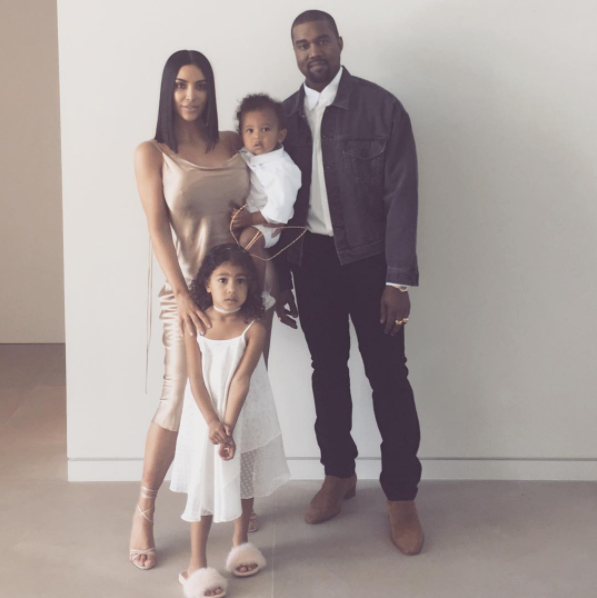 <p>Stylishes Familienfoto: Kim Kardashian, Kanye West und ihre Kinder North und Saint. (Bild: Instagram/kimkardashian) </p>