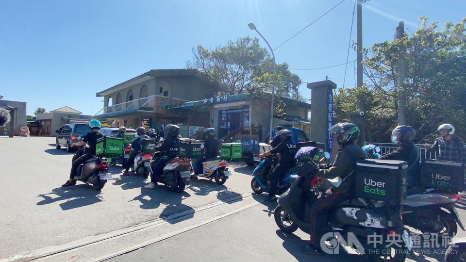 花蓮縣龍姓外送員2日凌晨在外送途中車禍身亡，他的機車上貼著「努力賺錢」4字，讓人感到心酸；7日告別式，20名外送員特地組車隊為他送行，表達對同業為生活努力的不捨。（中央社）