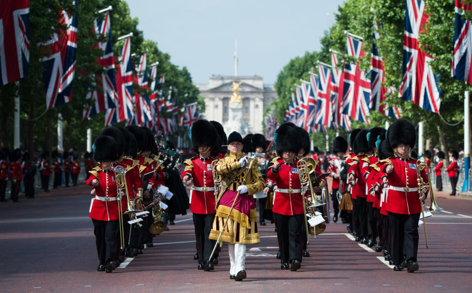 Die Haustruppen marschieren The Mall hinunter, vor der „Trooping the Colour“-Zeremonie. [Foto: PA]