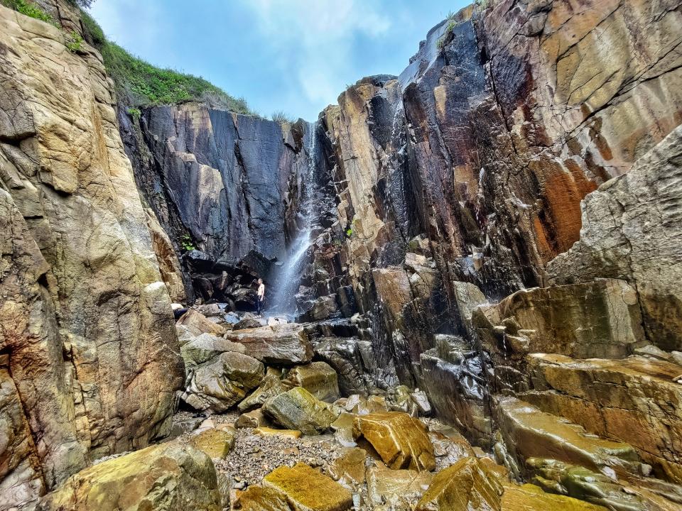 雨後限定的海邊瀑布