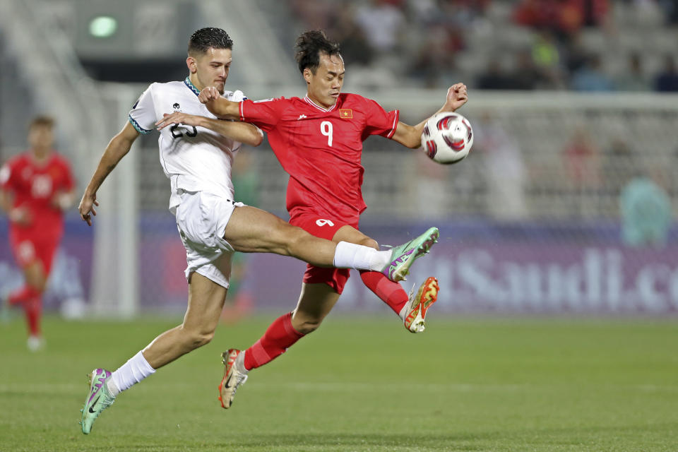 Indonesia's Justin Hubner vies for the ball with Vietnam's Nguyen Van Toan, right, during the Asian Cup Group D soccer match between Vietnam and Indonesia at Abdullah Bin Khalifa Stadium in Doha, Qatar, Friday, Jan. 19, 2024. (AP Photo/Hussein Sayed)