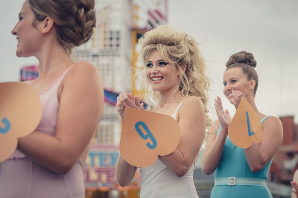 Zu ihrer großen Überraschung wird Barbara (Gemma Arterton) zur "Miss Blackpool Belle" gekrönt. Doch die junge Frau will mehr sein als "nur" eine Schönheitskönigin. (Bild: 2022 Sky Studios Limited)