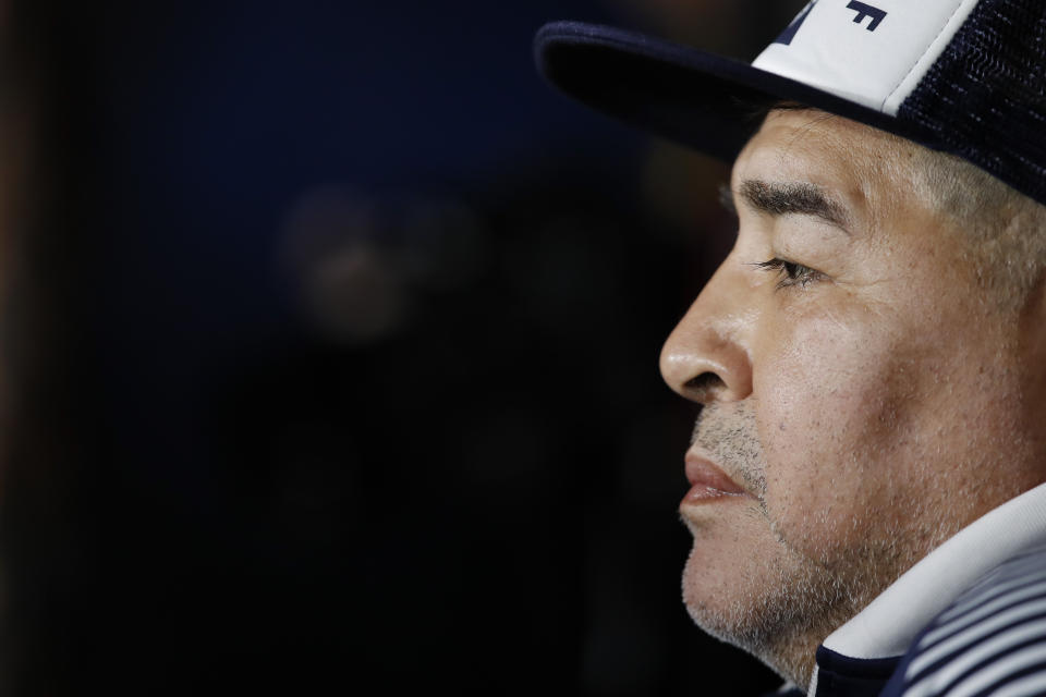 El técnico de Gimnasia y Esgrima Diego Maradona previo a un partido contra Boca Juniors por la liga argentina, el sábado 7 de marzo de 2020, en el estadio la Bombonera de Buenos Aires. (AP Foto/Natacha Pisarenko)