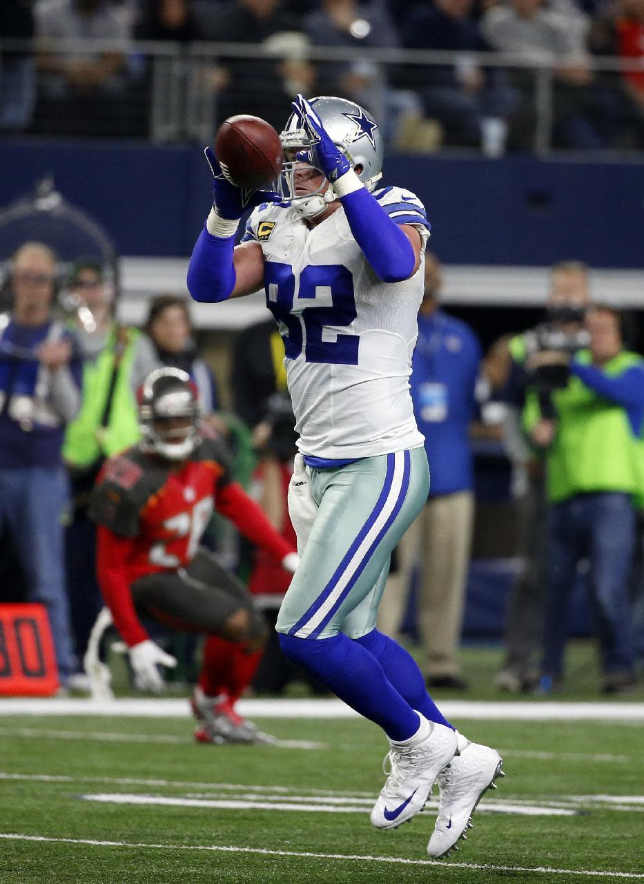 Dallas Cowboys tight end Jason Witten (82) makes his third catch of the game against the Tampa Bay Buccaneers in the first half of an NFL football game, Sunday, Dec. 18, 2016, in Arlington, Texas. (AP Photo/Michael Ainsworth)