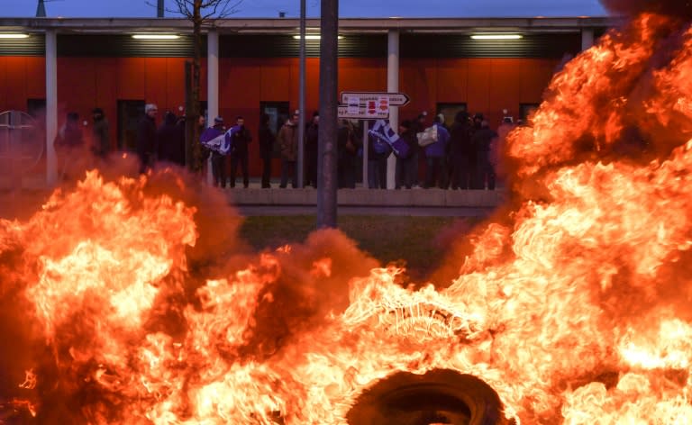 Prison guards used washing machines and a pile of burning tyres to block access to the high-security prison in Vendin-le-Vieil