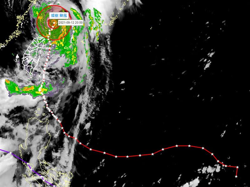 璨樹颱風軌跡曝光，一路上剛好都閃過陸地島嶼。（圖／翻攝自鄭明典臉書）