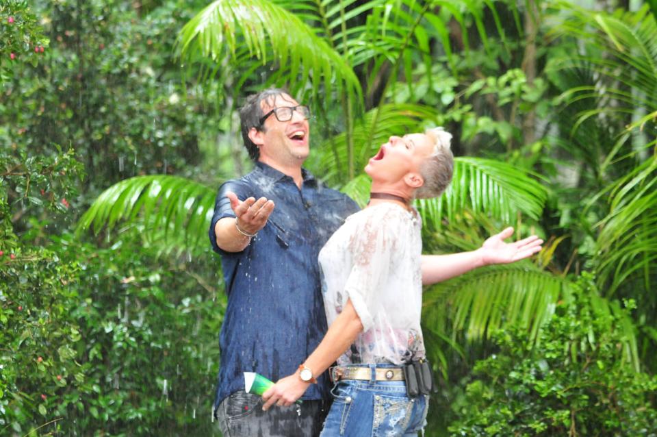 Teile dieser Performance könnten die Bevölkerung verunsichern: Daniel H. und Sonja Z. duschen im Regen. Foto: MG RTL D / Stefan Menne