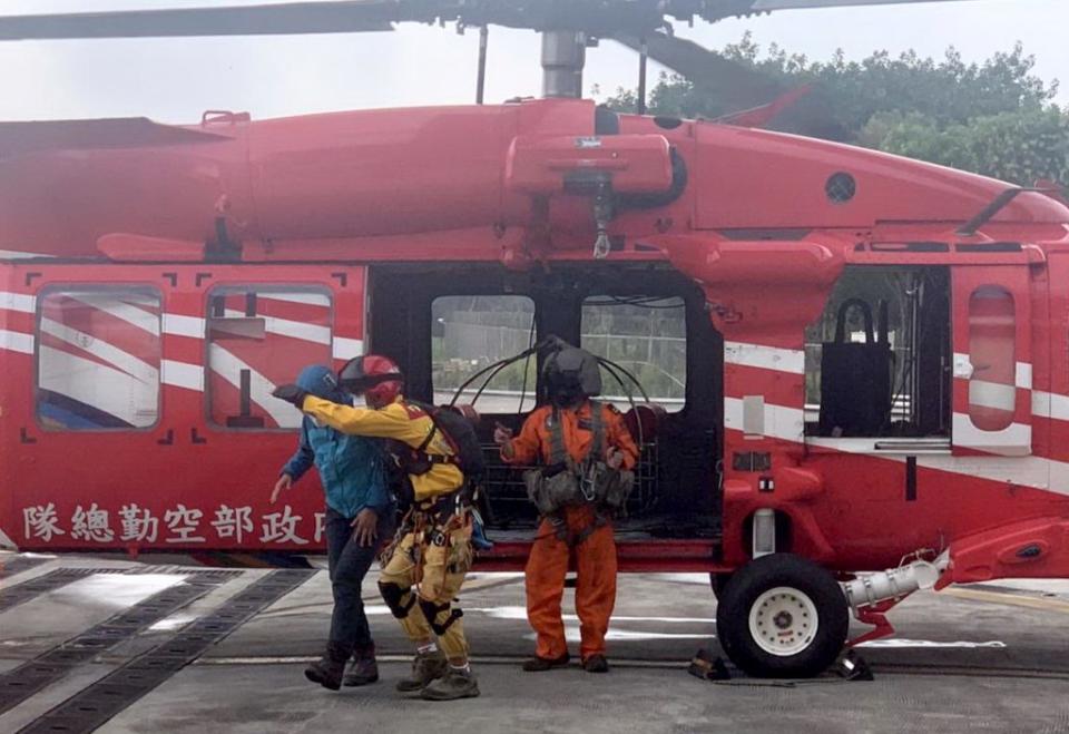 潘姓女領隊昨日攀登南湖大山高山症發作，空勤總隊第二大隊第三隊獲報出動直升機飛往救援，順利返回清泉崗基地。（記者陳金龍翻攝）