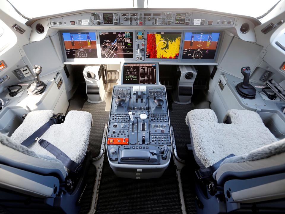 Bombardier CSeries/Airbus A220 cockpit