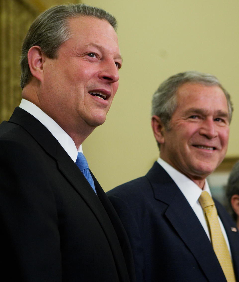 El enfrentamiento entre Al Gore y George W. Bush fue muy apretado. (MANDEL NGAN/AFP via Getty Images)