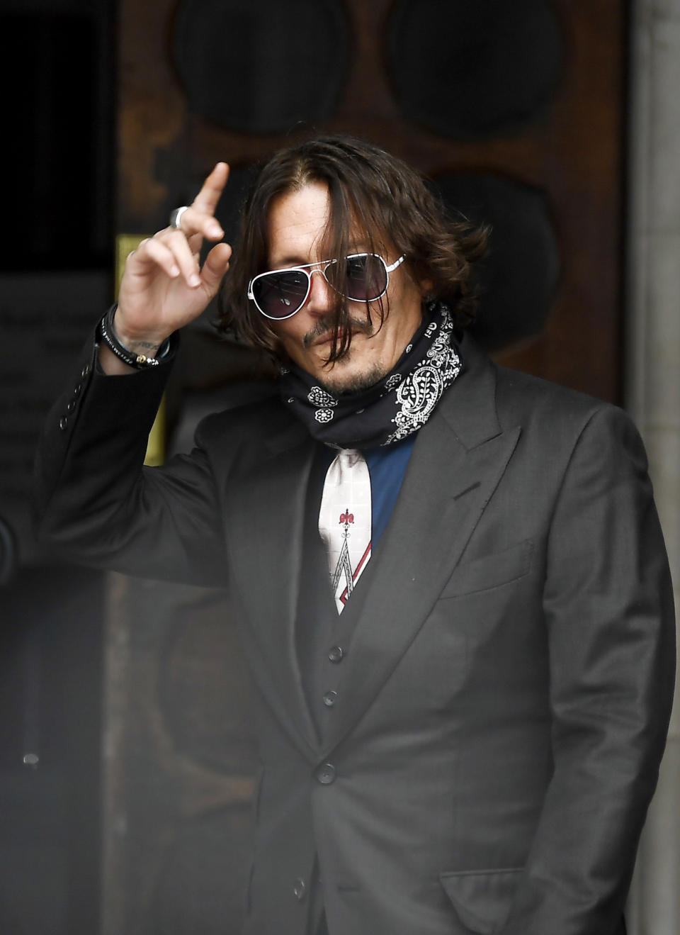 Johnny Depp llega al Alto Tribunal en Londres el miércoles 8 de julio de 2020. Depp fue interrogado por segundo día consecutivo por abogados del tabloide británico The Sun, al que acusa de difamación por haberlo llamado un "marido golpeador" en un artículo publicado en abril de 2018. (AP Foto/Alberto Pezzali)