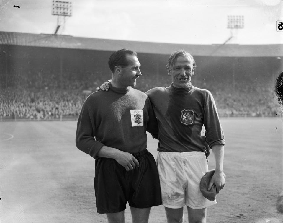 Gil Murrick (links), Birminghams Torwart, und Bernd Trautmann standen sich im FA Cup-Finale 1956 gegenüber. Murrick hatte bis dahin in 23 Partien für England gespielt. Trautmann wurde für Deutschland nicht ein einziges Mal berufen. (Bild: PNA Rota/Getty Images)