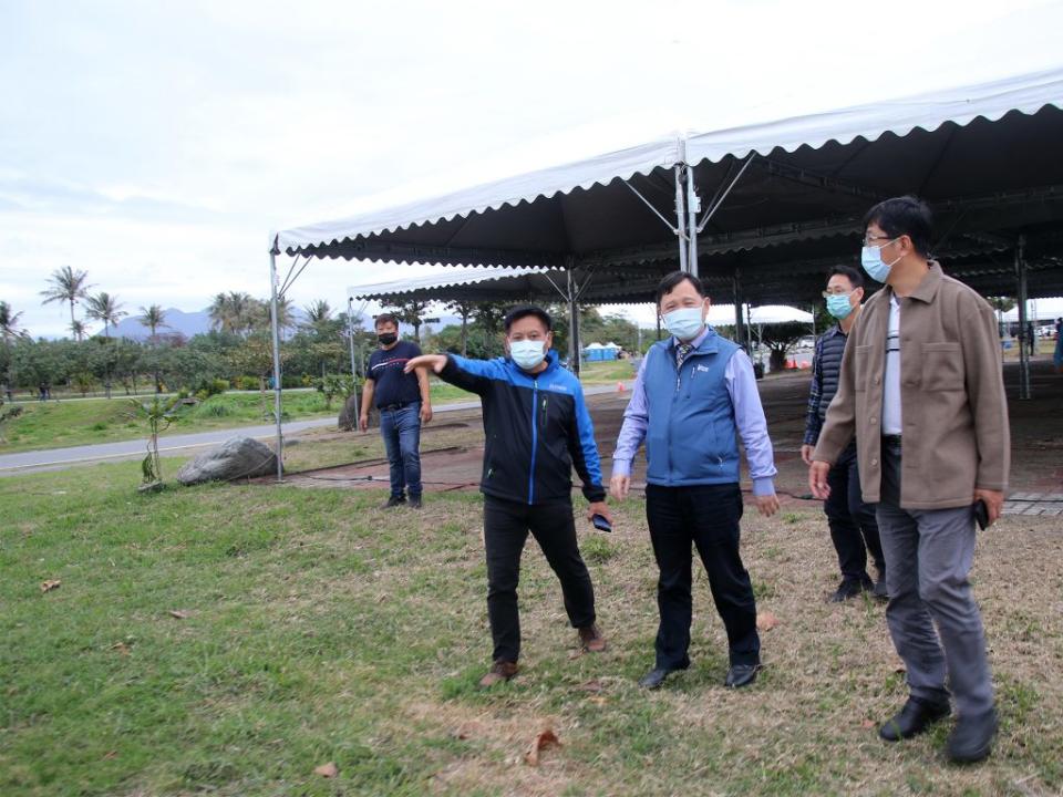 副縣長王志輝會勘海濱公園國際地標跨年場地，籲民眾落實防疫規範。（記者鄭錦晴攝）