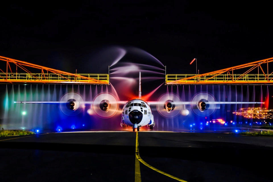 <p>Ein Flugzeug der US-Küstenwache wird auf der Militärstation Barbers Point in Hawaii gereinigt, um es vor Meersalz zu schützen. (Bild: Reuters/Coast Guard/Chief Petty Officer Brandon Kelly) </p>