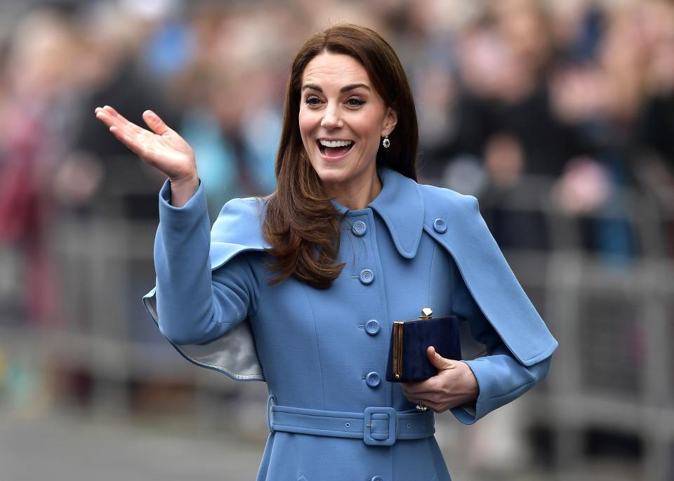 Mit diesem Look verzauberte Herzogin Kate nicht nur die anwesenden Fans: Auch das Netz spricht über ihren blauen Mantel. (Bild: Charles McQuillan/Getty Images)