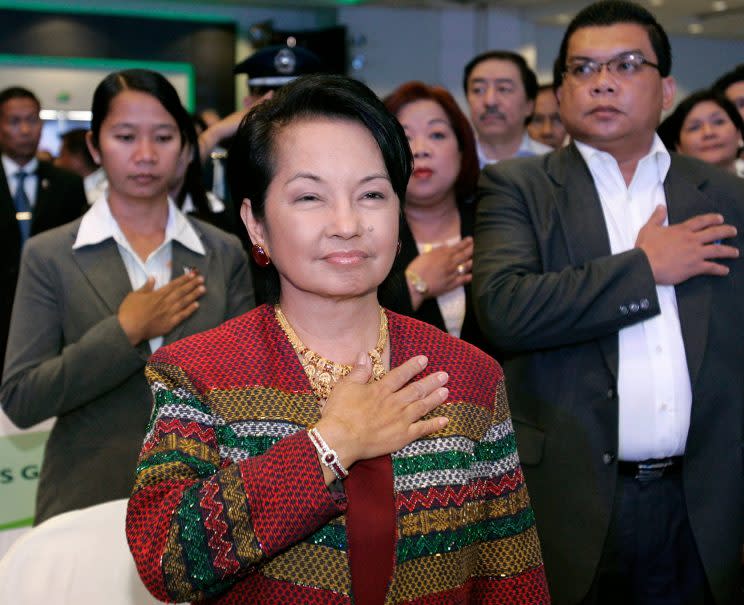 Die ehemalige Präsidentin Gloria Macapagal-Arroyo legt beim Singen der Nationalhymne ihre Hand aufs Herz. (Bild: AP Photo)