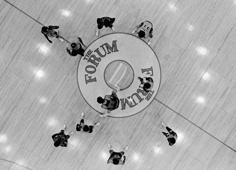 LOS ANGELES, CA - 1981: General view of a tip off for a Los Angeles Lakers game at The Forum, Inglewood, California. (Photo by Jayne Kamin-Oncea/Getty Images)