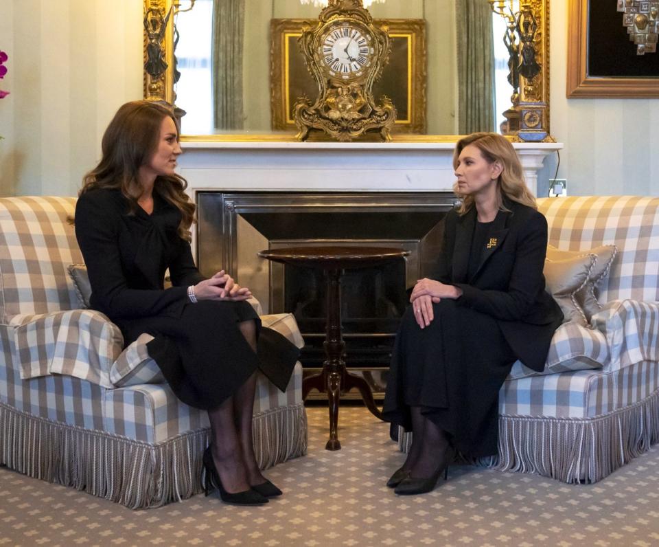 凱特王妃（左）在2022年女王葬禮期間，與到英國的澤倫斯卡（右）晤談。（翻攝X@chrisshipitv）