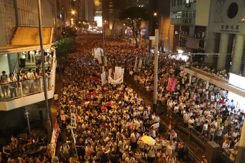 香港昨估有103萬人走上街頭反對修訂《逃犯條例》，遊行引發全球關注，期間民眾與警方還爆發激烈肢體衝突、約百人被捕，對此，港府晚間態度強硬表示草案12日將如期在立法會恢復二讀！（圖片來源：中央社）