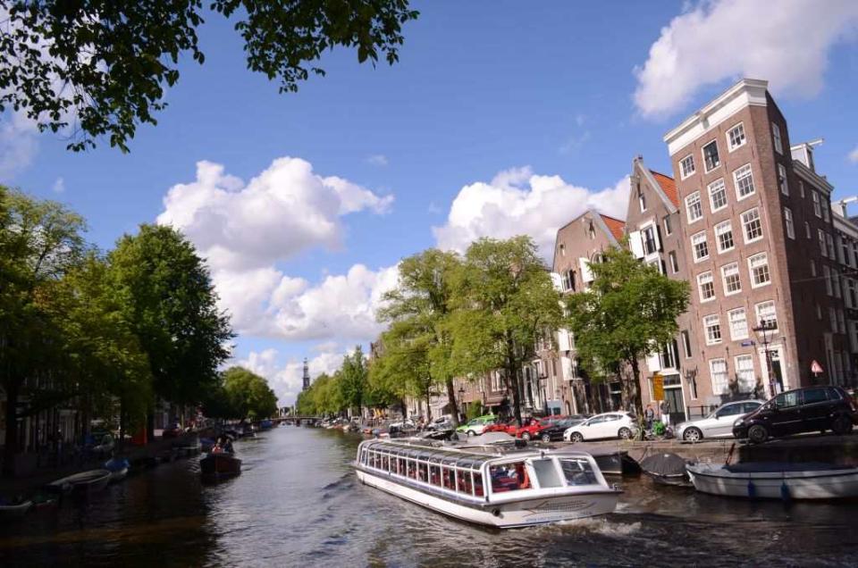 Take a stroll around Amsterdam and you realize why it is called the Venice of the North. The canals that form a motif around the city take you into a different world of Amsterdam – a world green and blue that takes you to the 16th century.