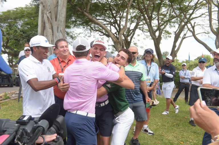 Aaron Jarvis se abraza con su padre, su hermano y su caddie una vez que supo que era el campeón