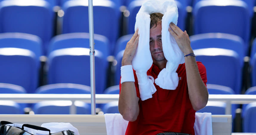 俄羅斯網球選手梅德韋傑夫（Daniil Medvedev）比賽中跑到場邊幫自己降溫。（圖／達志／美聯社）