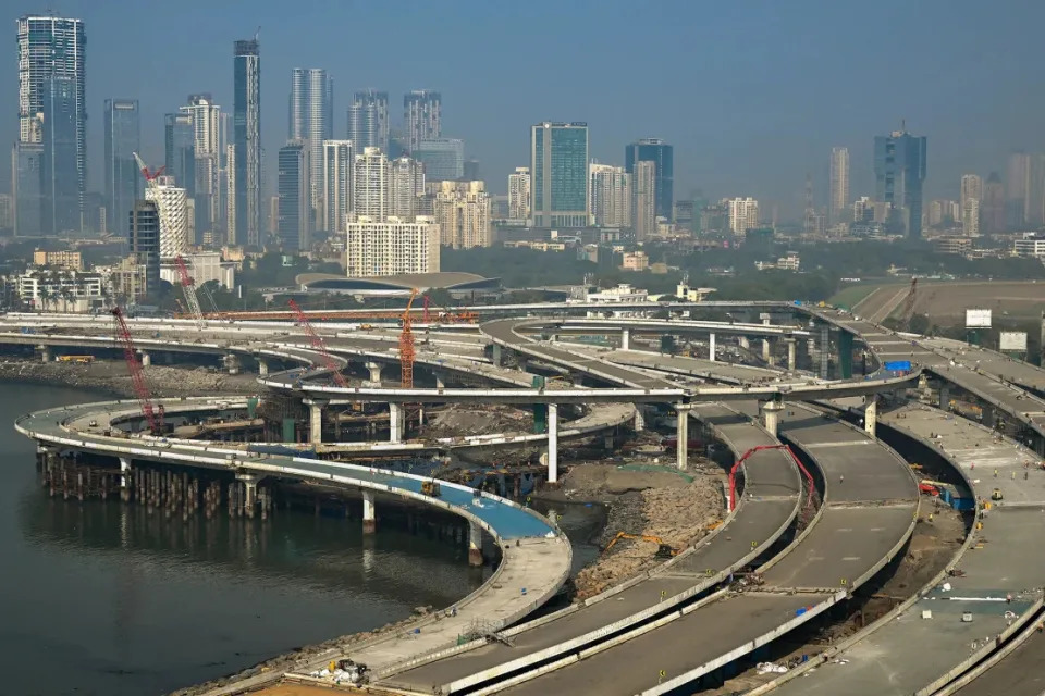 Los trabajadores trabajan en una parte de la autopista Coastal Road a lo largo de la costa de Mumbai. (Crédito: Indranil Mukherjee/AFP/Getty Images)