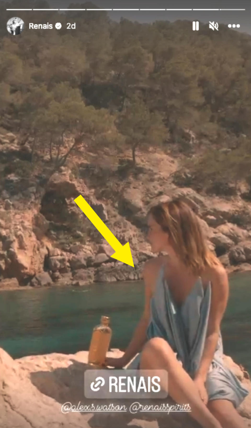 Arrow pointing to Emma Watson's blue dress