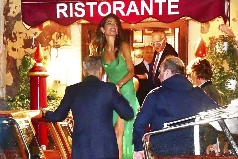 Muy caballero, el actor ayudó a subir a su esposa, quien lucía un impactante vestido en color verde esmeralda