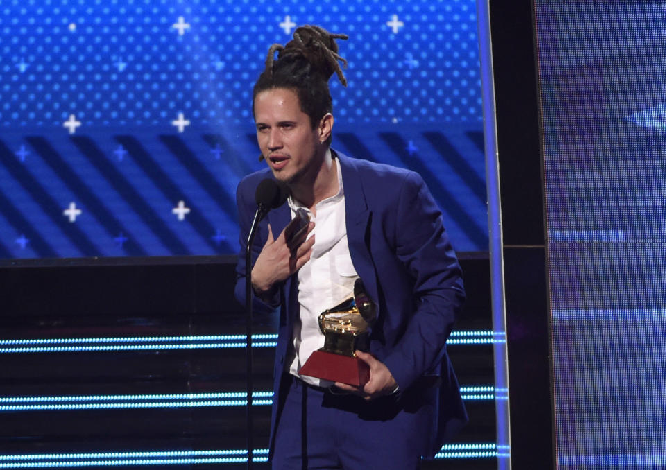 En esta foto del 16 de noviembre del 2017, Vicente García recibe el Latin Grammy al mejor nuevo artista en Las Vegas. El músico dominicano volverá a los Latin Grammy el 14 de noviembre del 2019 con dos nuevas nominaciones: grabación del año por "Ahí ahí", y mejor álbum contemporáneo/fusión tropical por "Candela". (Foto por Chris Pizzello/Invision/AP, Archivo)