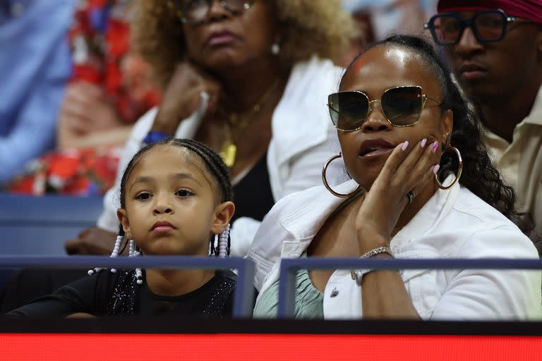 La pequeña Olympia Ohanian Jr., hija de Serena Williams, mira el partido junto a la tía Isha Price 
