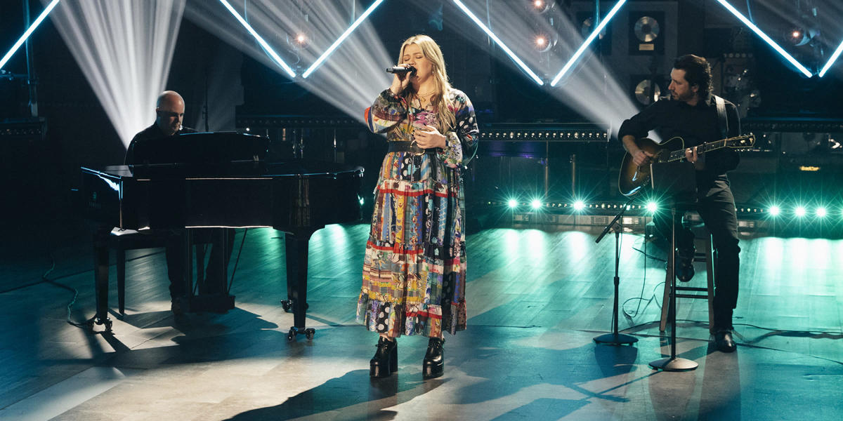 Watch Kelly Clarkson cover a Joni Mitchell classic