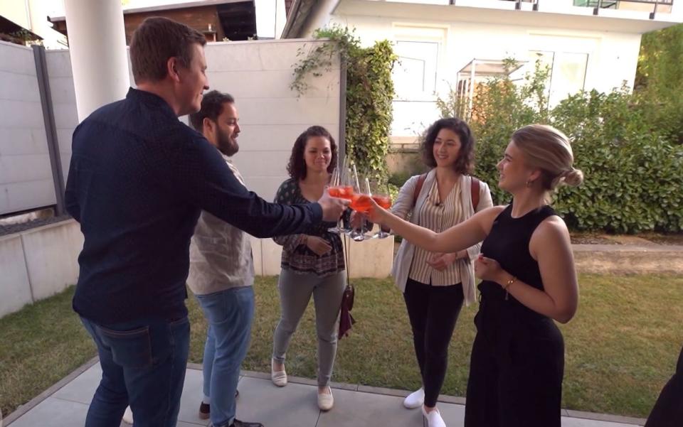 Leuchtender Aperitif in schmucklosem Garten: Die dinner-Runde aus Mainz, Wiesbaden und Idstein. (Bild: RTL)