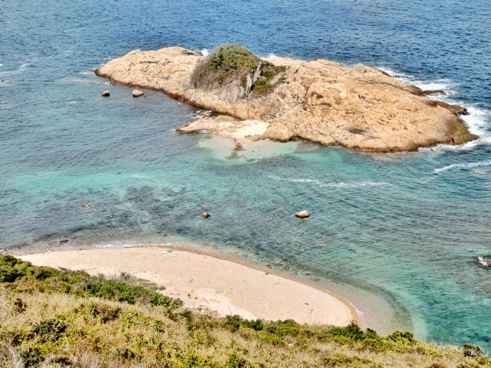 潮漲時海浪會比較大，但水會較清